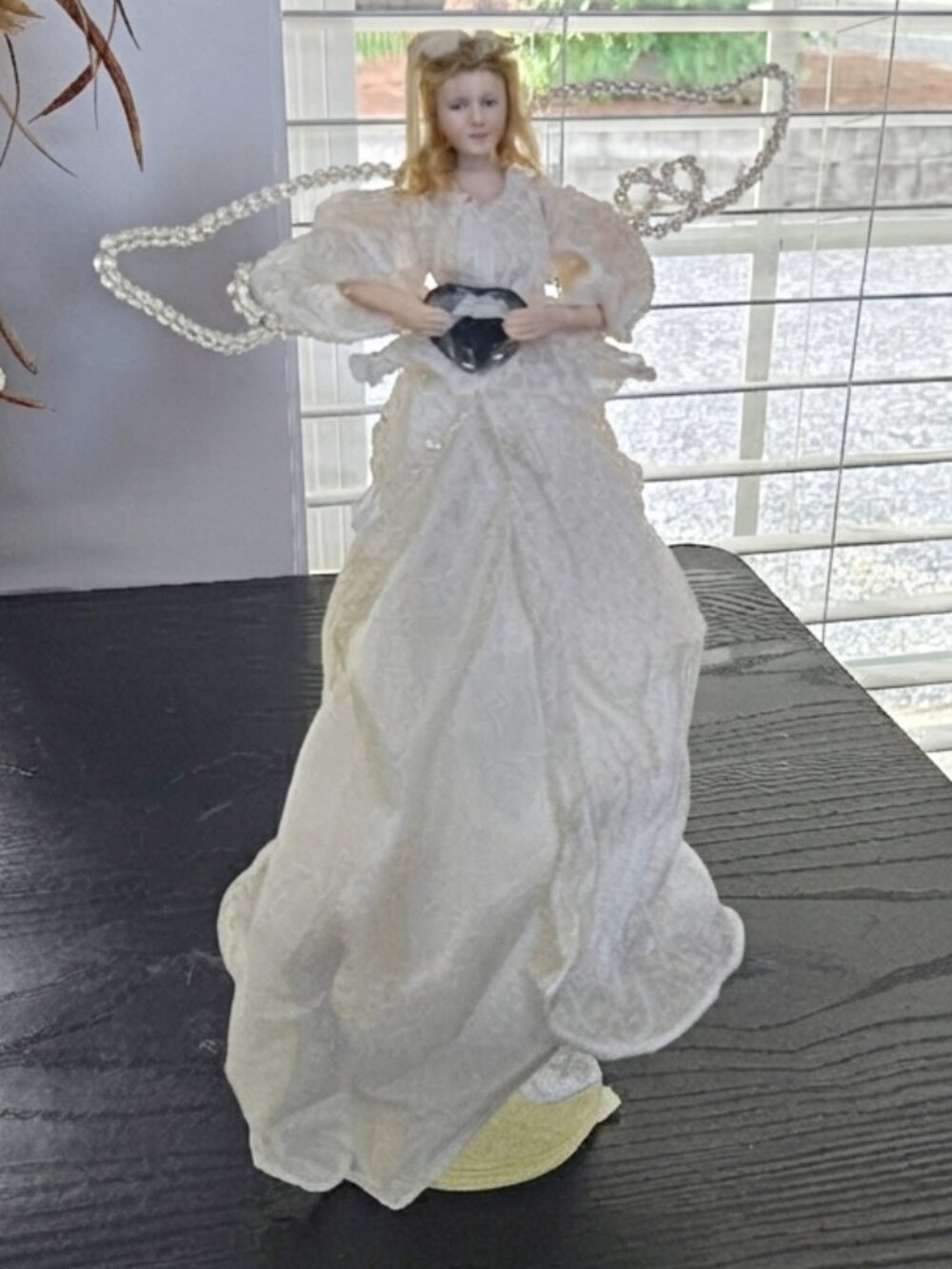 Vintage 2002 Putting on the Ritz Angel of Peace 11" porcelain doll w/bead accent